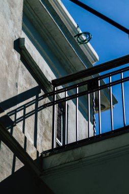 Tel Aviv İsrail 20 Şubat 2020 'de öğleden sonra Tel Aviv sokaklarındaki modern binaların cephesine baktı.