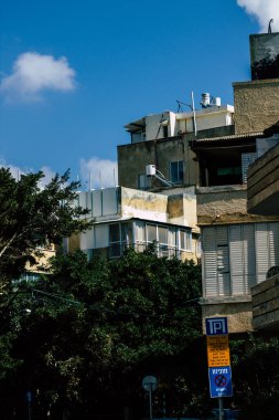 Tel Aviv İsrail 20 Şubat 2020 'de öğleden sonra Tel Aviv sokaklarındaki modern binaların cephesine baktı.