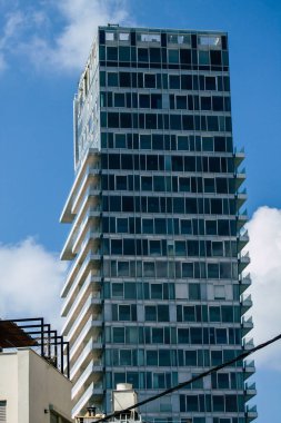 Tel Aviv İsrail 20 Şubat 2020 'de öğleden sonra Tel Aviv sokaklarındaki modern binaların cephesine baktı.