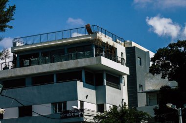 Tel Aviv İsrail 20 Şubat 2020 'de öğleden sonra Tel Aviv sokaklarındaki modern binaların cephesine baktı.