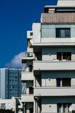 Tel Aviv İsrail 20 Şubat 2020 'de öğleden sonra Tel Aviv sokaklarındaki modern binaların cephesine baktı.