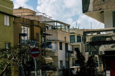Tel Aviv İsrail 20 Şubat 2020 'de öğleden sonra Tel Aviv sokaklarındaki modern binaların cephesine baktı.