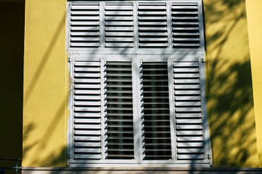 Tel Aviv İsrail 20 Şubat 2020 'de öğleden sonra Tel Aviv sokaklarındaki modern binaların cephesine baktı.