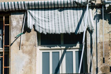 Tel Aviv İsrail 20 Şubat 2020 'de öğleden sonra Tel Aviv sokaklarındaki modern binaların cephesine baktı.