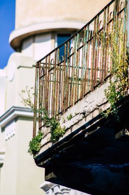 Tel Aviv İsrail 20 Şubat 2020 'de öğleden sonra Tel Aviv sokaklarındaki modern binaların cephesine baktı.