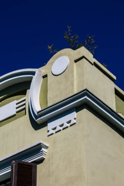 Tel Aviv İsrail 20 Şubat 2020 'de öğleden sonra Tel Aviv sokaklarındaki modern binaların cephesine baktı.