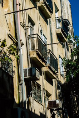 Tel Aviv İsrail 20 Şubat 2020 'de öğleden sonra Tel Aviv sokaklarındaki modern binaların cephesine baktı.
