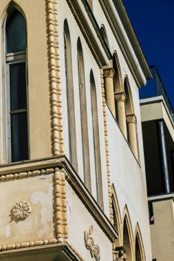 Tel Aviv İsrail 20 Şubat 2020 'de öğleden sonra Tel Aviv sokaklarındaki modern binaların cephesine baktı.