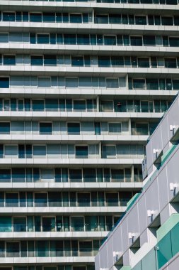 Tel Aviv İsrail 20 Şubat 2020 'de öğleden sonra Tel Aviv sokaklarındaki modern binaların cephesine baktı.