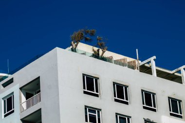 Tel Aviv İsrail 20 Şubat 2020 'de öğleden sonra Tel Aviv sokaklarındaki modern binaların cephesine baktı.