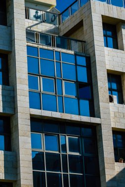 Tel Aviv İsrail 20 Şubat 2020 'de öğleden sonra Tel Aviv sokaklarındaki modern binaların cephesine baktı.