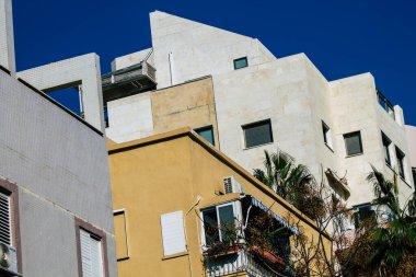 Tel Aviv İsrail 20 Şubat 2020 'de öğleden sonra Tel Aviv sokaklarındaki modern binaların cephesine baktı.