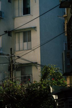 Tel Aviv İsrail 20 Şubat 2020 'de öğleden sonra Tel Aviv sokaklarındaki modern binaların cephesine baktı.