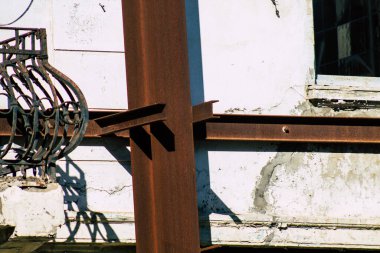 Tel Aviv İsrail 20 Şubat 2020, öğleden sonra Tel Aviv sokaklarında yıkılan terk edilmiş eski bir evin görüntüsü