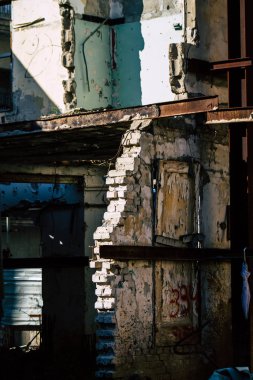 Tel Aviv İsrail 20 Şubat 2020, öğleden sonra Tel Aviv sokaklarında yıkılan terk edilmiş eski bir evin görüntüsü