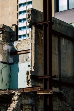 Tel Aviv İsrail 20 Şubat 2020, öğleden sonra Tel Aviv sokaklarında yıkılan terk edilmiş eski bir evin görüntüsü