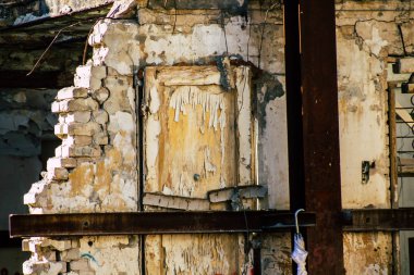 Tel Aviv İsrail 20 Şubat 2020, öğleden sonra Tel Aviv sokaklarında yıkılan terk edilmiş eski bir evin görüntüsü