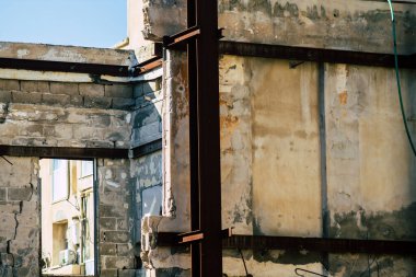 Tel Aviv İsrail 20 Şubat 2020, öğleden sonra Tel Aviv sokaklarında yıkılan terk edilmiş eski bir evin görüntüsü