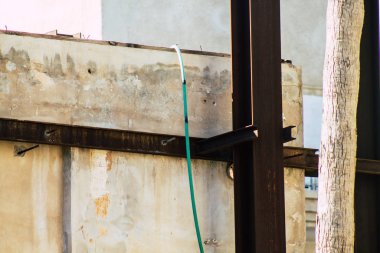 Tel Aviv İsrail 20 Şubat 2020, öğleden sonra Tel Aviv sokaklarında yıkılan terk edilmiş eski bir evin görüntüsü