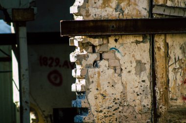 Tel Aviv İsrail 20 Şubat 2020, öğleden sonra Tel Aviv sokaklarında yıkılan terk edilmiş eski bir evin görüntüsü
