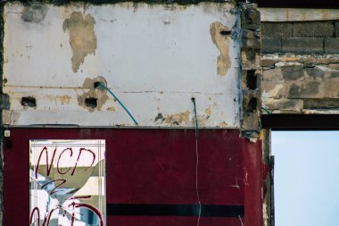 Tel Aviv İsrail 20 Şubat 2020, öğleden sonra Tel Aviv sokaklarında yıkılan terk edilmiş eski bir evin görüntüsü