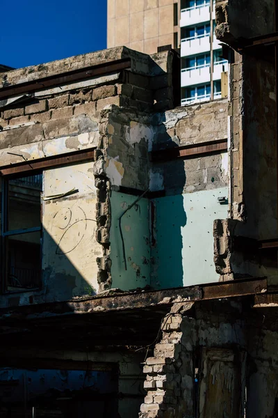 Tel Aviv İsrail 20 Şubat 2020, öğleden sonra Tel Aviv sokaklarında yıkılan terk edilmiş eski bir evin görüntüsü