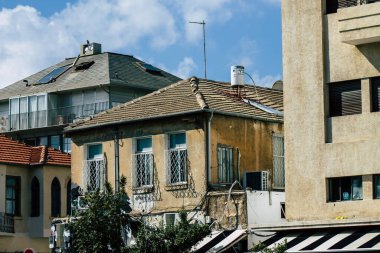 Tel Aviv İsrail 20 Şubat 2020 'de öğleden sonra Tel Aviv sokaklarındaki modern binaların cephesine baktı.
