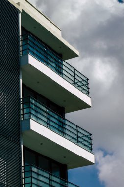 Tel Aviv İsrail 20 Şubat 2020 'de öğleden sonra Tel Aviv sokaklarındaki modern binaların cephesine baktı.