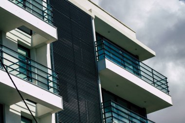 Tel Aviv İsrail 20 Şubat 2020 'de öğleden sonra Tel Aviv sokaklarındaki modern binaların cephesine baktı.