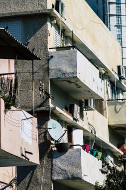 Tel Aviv İsrail 20 Şubat 2020 'de öğleden sonra Tel Aviv sokaklarındaki modern binaların cephesine baktı.