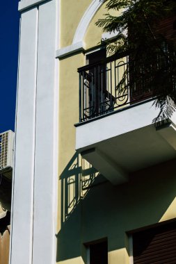 Tel Aviv İsrail 20 Şubat 2020 'de öğleden sonra Tel Aviv sokaklarındaki modern binaların cephesine baktı.