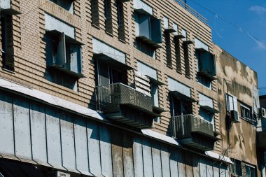 Tel Aviv İsrail 20 Şubat 2020 'de öğleden sonra Tel Aviv sokaklarındaki modern binaların cephesine baktı.
