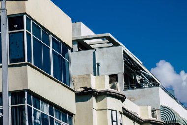 Tel Aviv İsrail 20 Şubat 2020 'de öğleden sonra Tel Aviv sokaklarındaki modern binaların cephesine baktı.