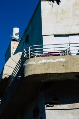 Tel Aviv İsrail 20 Şubat 2020 'de öğleden sonra Tel Aviv sokaklarındaki modern binaların cephesine baktı.
