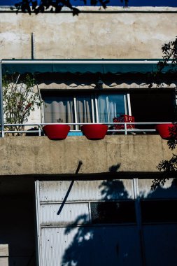 Tel Aviv İsrail 20 Şubat 2020 'de öğleden sonra Tel Aviv sokaklarındaki modern binaların cephesine baktı.