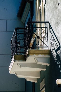 Tel Aviv İsrail 20 Şubat 2020 'de öğleden sonra Tel Aviv sokaklarındaki modern binaların cephesine baktı.