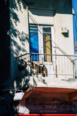Tel Aviv İsrail 20 Şubat 2020 'de öğleden sonra Tel Aviv sokaklarındaki modern binaların cephesine baktı.