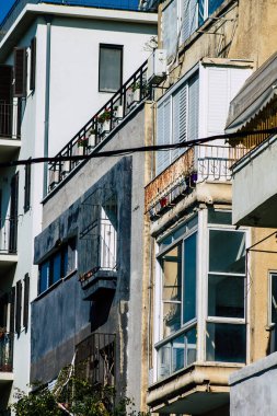 Tel Aviv İsrail 20 Şubat 2020 'de öğleden sonra Tel Aviv sokaklarındaki modern binaların cephesine baktı.