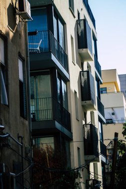 Tel Aviv İsrail 20 Şubat 2020 'de öğleden sonra Tel Aviv sokaklarındaki modern binaların cephesine baktı.