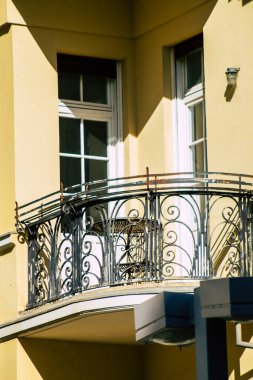 Tel Aviv İsrail 20 Şubat 2020 'de öğleden sonra Tel Aviv sokaklarındaki modern binaların cephesine baktı.