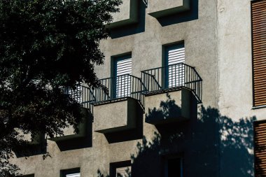 Tel Aviv İsrail 20 Şubat 2020 'de öğleden sonra Tel Aviv sokaklarındaki modern binaların cephesine baktı.