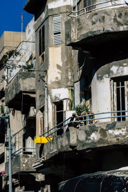 Tel Aviv İsrail 20 Şubat 2020 'de öğleden sonra Tel Aviv sokaklarındaki modern binaların cephesine baktı.
