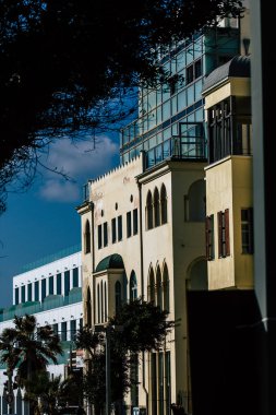 Tel Aviv İsrail 20 Şubat 2020 'de öğleden sonra Tel Aviv sokaklarındaki modern binaların cephesine baktı.