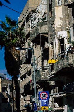 Tel Aviv İsrail 20 Şubat 2020 'de öğleden sonra Tel Aviv sokaklarındaki modern binaların cephesine baktı.