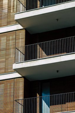 Tel Aviv İsrail 20 Şubat 2020 'de öğleden sonra Tel Aviv sokaklarındaki modern binaların cephesine baktı.