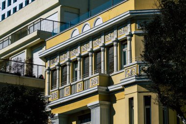 Tel Aviv İsrail 20 Şubat 2020 'de öğleden sonra Tel Aviv sokaklarındaki modern binaların cephesine baktı.