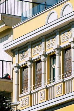 Tel Aviv İsrail 20 Şubat 2020 'de öğleden sonra Tel Aviv sokaklarındaki modern binaların cephesine baktı.