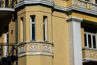 Tel Aviv İsrail 20 Şubat 2020 'de öğleden sonra Tel Aviv sokaklarındaki modern binaların cephesine baktı.