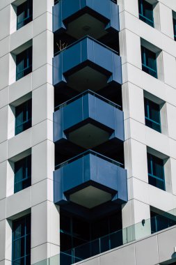 Tel Aviv İsrail 20 Şubat 2020 'de öğleden sonra Tel Aviv sokaklarındaki modern binaların cephesine baktı.