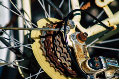 Tel Aviv İsrail 20 Şubat 2020, öğleden sonra Tel Aviv sokaklarında parkedilmiş bisiklet manzarası